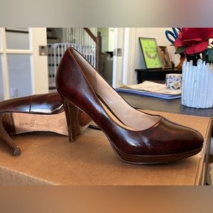 Cole Haan Nike air platform pump, burgundy leather size 5
$20